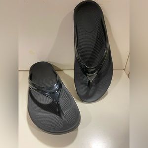 Oofos Oolala Sandals. Size 7. Black. Like new condition. Very comfortable